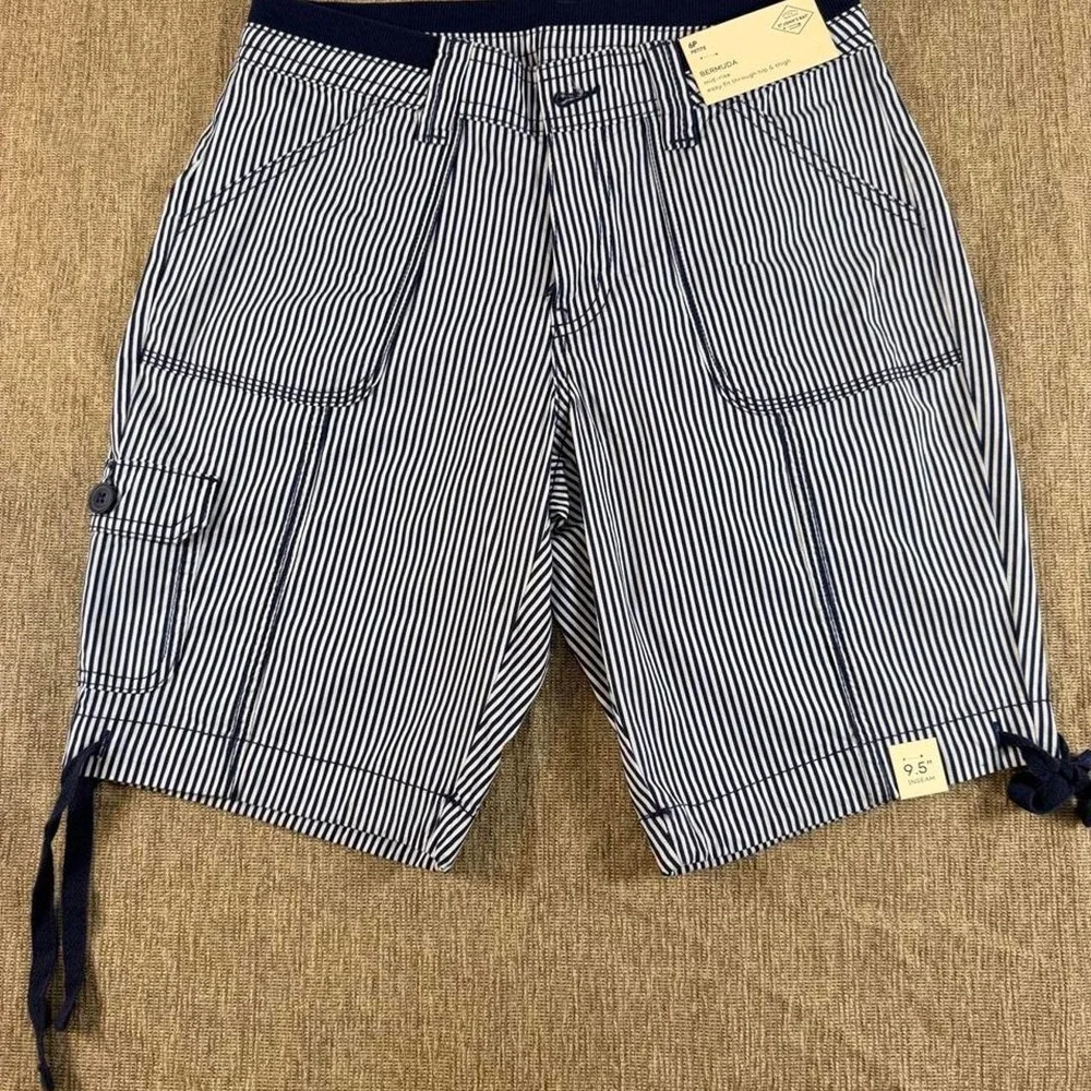 St. John's Bay white and navy vertical striped Bermuda shorts Sz 6P